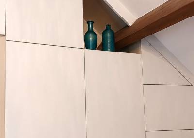 Détail d'une niche, vases bleu un contraste subtil entre le blanc et le bois clair, décoration - dressing sur mesure conçu par BH-Déco