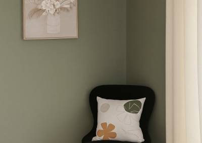 chambre parentale coin lecture ambiance zen et naturelle coloris kaki