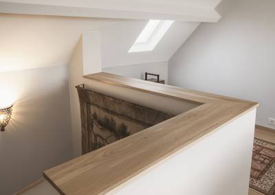 Aménagement de l'arrivée d'escalier dans la mezzanine pose de planches en chêne massif