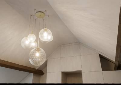 Luminaire XXL adapté à la hauteur sous plafond. Les globes en verre diffusent la lumière en la faisant rayonner dans les sous pentes par BH-Déco