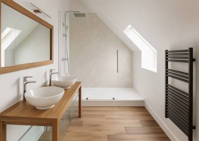 SdB suite parentale douche italienne carrelage très grand format douche XXL sèche serviette noir