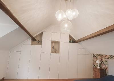 Ensemble dressing XXL grande hauteur - sous Pente - sur mesure avec un luminaire proportionné, imaginé par BH-Déco