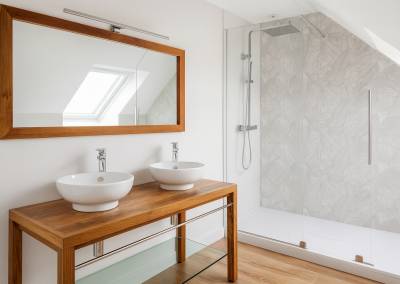 SdB suite parentale douche italienne XXL carrelage format XXL bois teck et lin