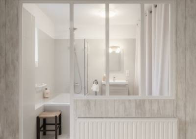 Salle de bain de la chambre d'amis pose d'une verrière
