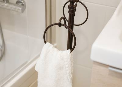 Salle de bain de la chambre d'amis détail porte serviette