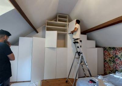 Photo en cours de montage du dressing, suivi de chantier par BH-Déco