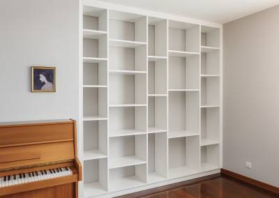 salon création d'une immense bibliothèque intégrée sur mesure