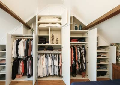 Enormément de rangement dans ce dressing sur mesure conçu par BH-Déco