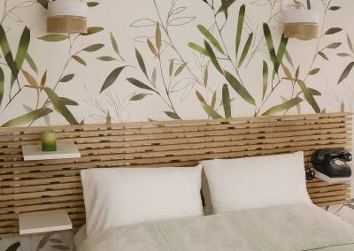 chambre parentale naturelle, papier peint feuilles bambou tête de lit en tasseaux de bois