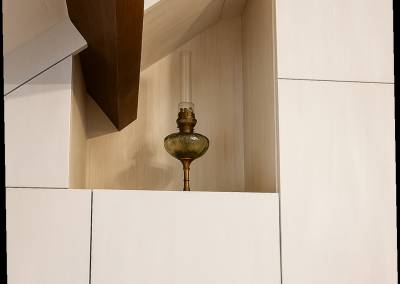 Détail d'une niche un contraste subtil entre le blanc et le bois clair, décoration - dressing sur mesure conçu par BH-Déco