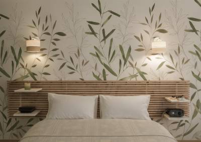 chambre parentale naturelle, papier peint feuilles bambou tête de lit en tasseaux de bois lumière douce