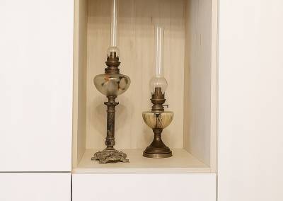 Détail d'une niche, lampes a huile, un contraste subtil entre le blanc et le bois clair, décoration - dressing sur mesure conçu par BH-Déco