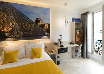 BH-Déco - Sylvie Bernard Samain, rénovation de chambre d'hotel Paris salle de bain ouverte Louvre