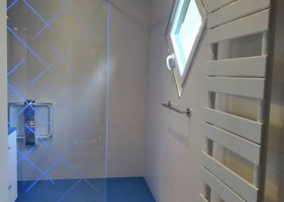 BH-Déco - Sylvie Samain - Salle de bain receveur de douche bleu