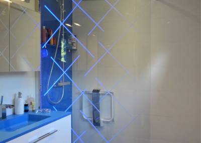 BH-Déco - Sylvie Samain - Salle de bain receveur de douche bleu et plan vasque