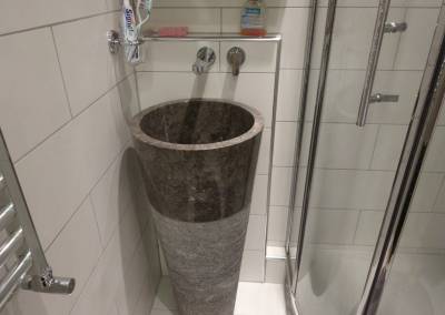 BH-Déco - Sylvie Samain - Salle d'eau grande vasque intégrale en marbre douche quart de rond
