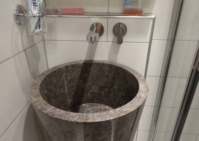 BH-Déco - Sylvie Samain - Salle d'eau vasque intégrale en pierre carrelage blanc