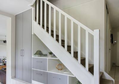 BH-Déco - Sylvie Samain, création d'un meuble sous escalier gris menuiseries blanches