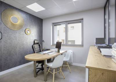 BH-Déco - Sylvie Samain, création décoration d'une agence immobilière, bureaux gris blanc et bois