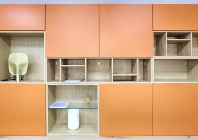 BH-Déco - Sylvie Samain, création décoration d'une agence immobilière, détail du meuble de rangement orange et bois