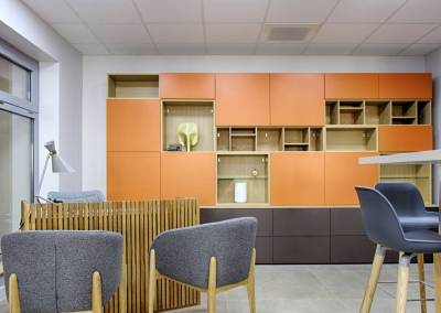 BH-Déco - Sylvie Samain, création décoration d'une agence immobilière, meuble de rangement orange et bois