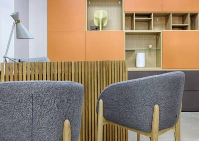 BH-Déco - Sylvie Samain, création décoration d'une agence immobilière, meuble de rangement orange et bois coté secrétariat