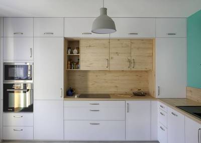 BH-Déco - Sylvie Samain - cuisine toute hauteur niche en bois façades blanc laqué mat suspension mutto