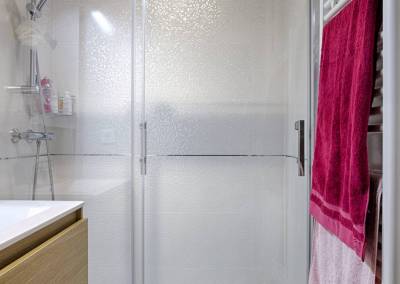 BH-Déco - Sylvie Samain, rénovation d'un appartement petite salle d'eau grande douche