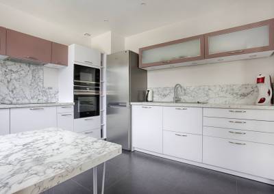 BH-Déco - Sylvie Samain, rénovation d'une cuisine d'angle en gris, rose et marbre blanc