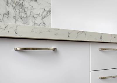 BH-Déco - Sylvie Samain, rénovation d'une cuisine en gris, rose et marbre blanc, détail plan
