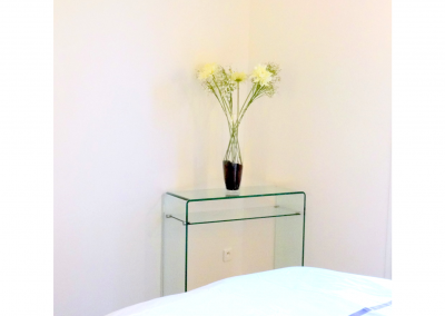 BH-Déco - Sylvie Samain - rénovation complète appartement chambre console verre