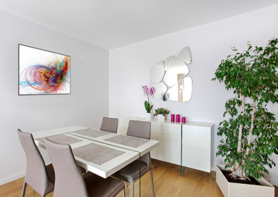 BH-Déco - Sylvie Samain, rénovation totale d'un appartement salle a manger blanche et verre chaises cuir
