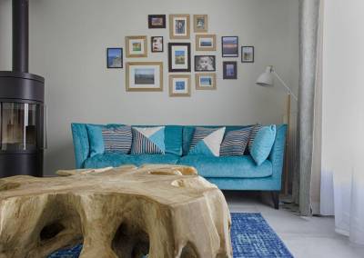 BH-Déco - Sylvie Samain - salon contemporain naturel canapé bleu turquoise table racine de teck poêle