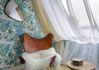 BH-Déco - Sylvie Samain - suite parentale chambre jungle bleu vert miroirs fauteuil cuir peau de mouton