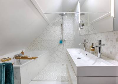 BH-Déco - Sylvie Samain - suite parentale chambre jungle salle de bain douche baignoire marbre blanc