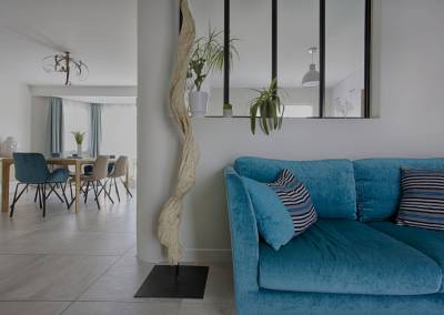 BH-Déco - Sylvie Samain - séjour contemporain chêne massif bois flotté canapé bleu turquoise verrière noire