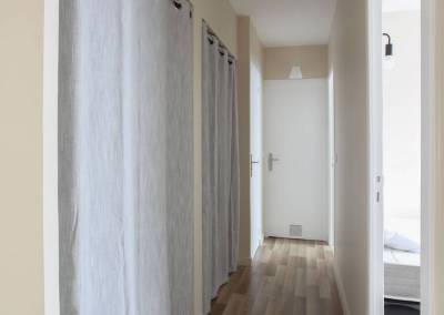 Un couloir transformé en rangements pratiques, rideaux fermés, par BH-Déco, Agence d'Architecture intérieure et Décoration dans l'Essonne