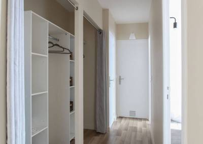 Un couloir transformé en rangements pratiques, rideaux ouverts, par BH-Déco, Agence d'Architecture intérieure et Décoration dans l'Essonne