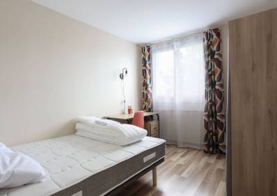 Une chambre étudiante lumineuse, confortable et bien décorée, par BH-Déco, Agence d'Architecture intérieure et Décoration dans l'Essonne