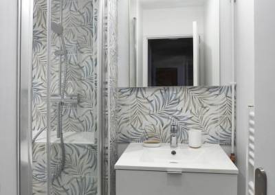 Une salle de bain transformée avec une touche jungle sur le carrelage, par BH-Déco, Agence d'Architecture intérieure et Décoration dans l'Essonne