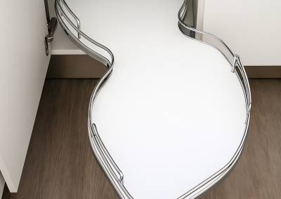 Détail de l'intérieur des placards d'angle, étagère sortante par BH-Déco