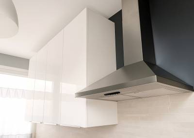 Rénovation d'une cuisine dans un appartement à Ris Orangis, détail des meubles hauts