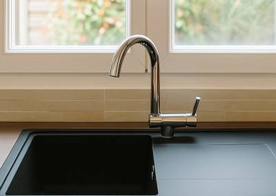 Rénovation d'une très grande cuisine dans une maison à Monthléry détail évier