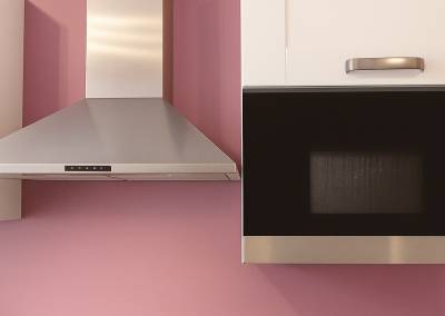 Rénovation d'une très grande cuisine dans une maison à Monthléry mur rose